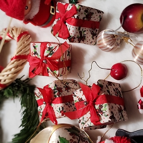 VINTAGE CHRISTMAS DECORATIVE ASSORTMENT 24 PIECE  TOTAL - Picture 9 of 11